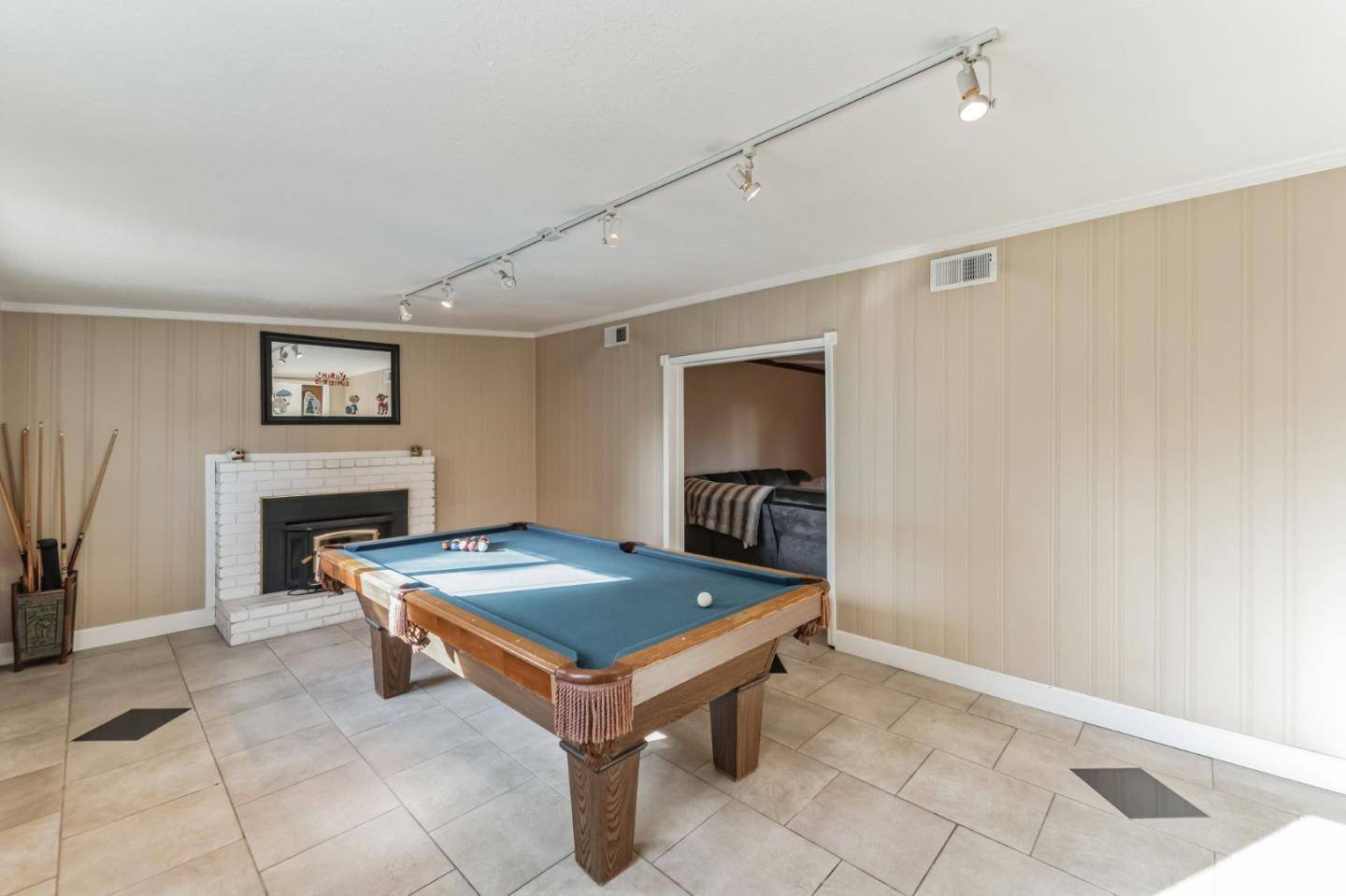 Modesto, CA 95355,1712 Thorsen AVE