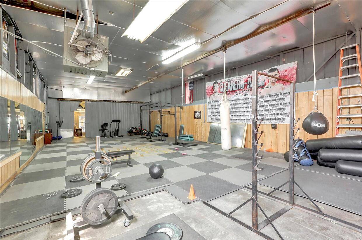 Gilroy, CA 95020,7648 Monterey ST