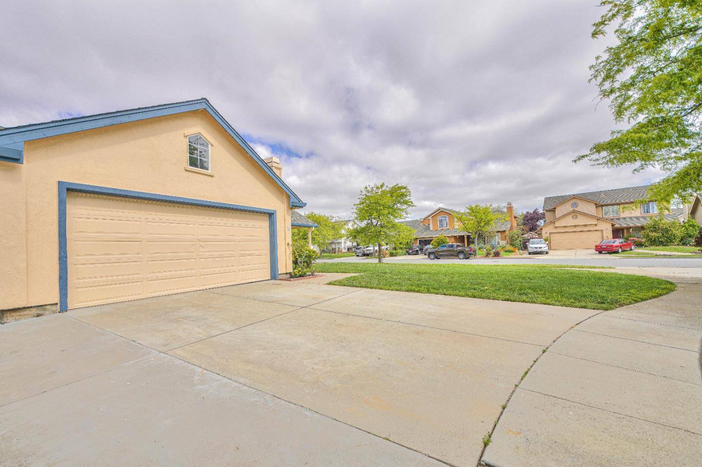 Salinas, CA 93906,4 Newington CIR