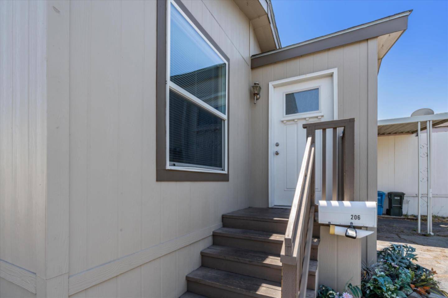 Redwood City, CA 94063,3015 E Bayshore RD 206