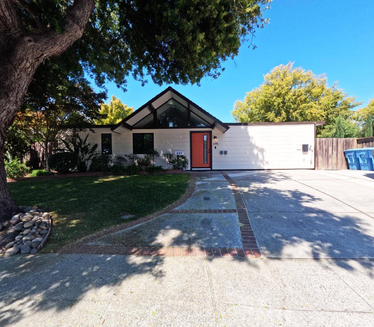 Palo Alto, CA 94306,695 Toyon PL