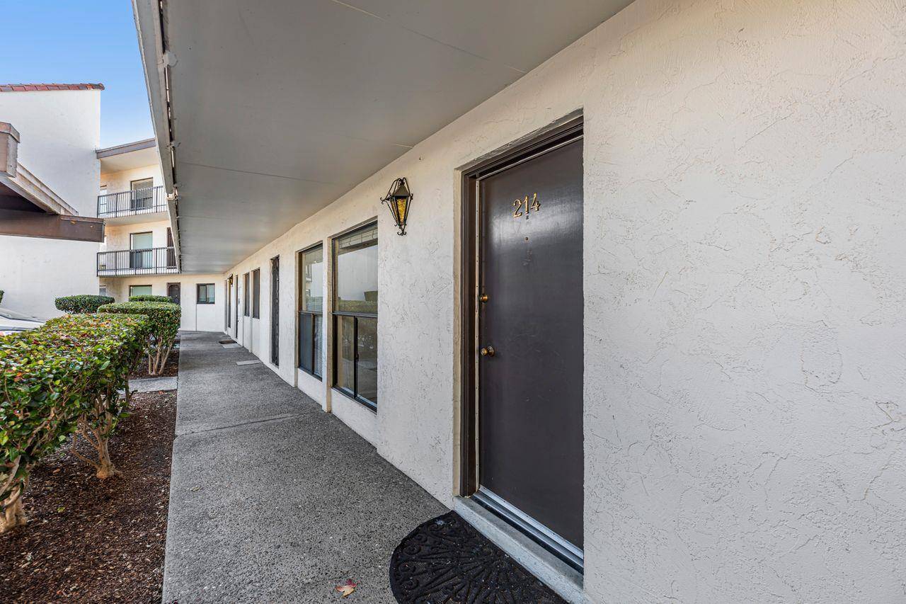 Monterey, CA 93940,500 Glenwood CIR 214