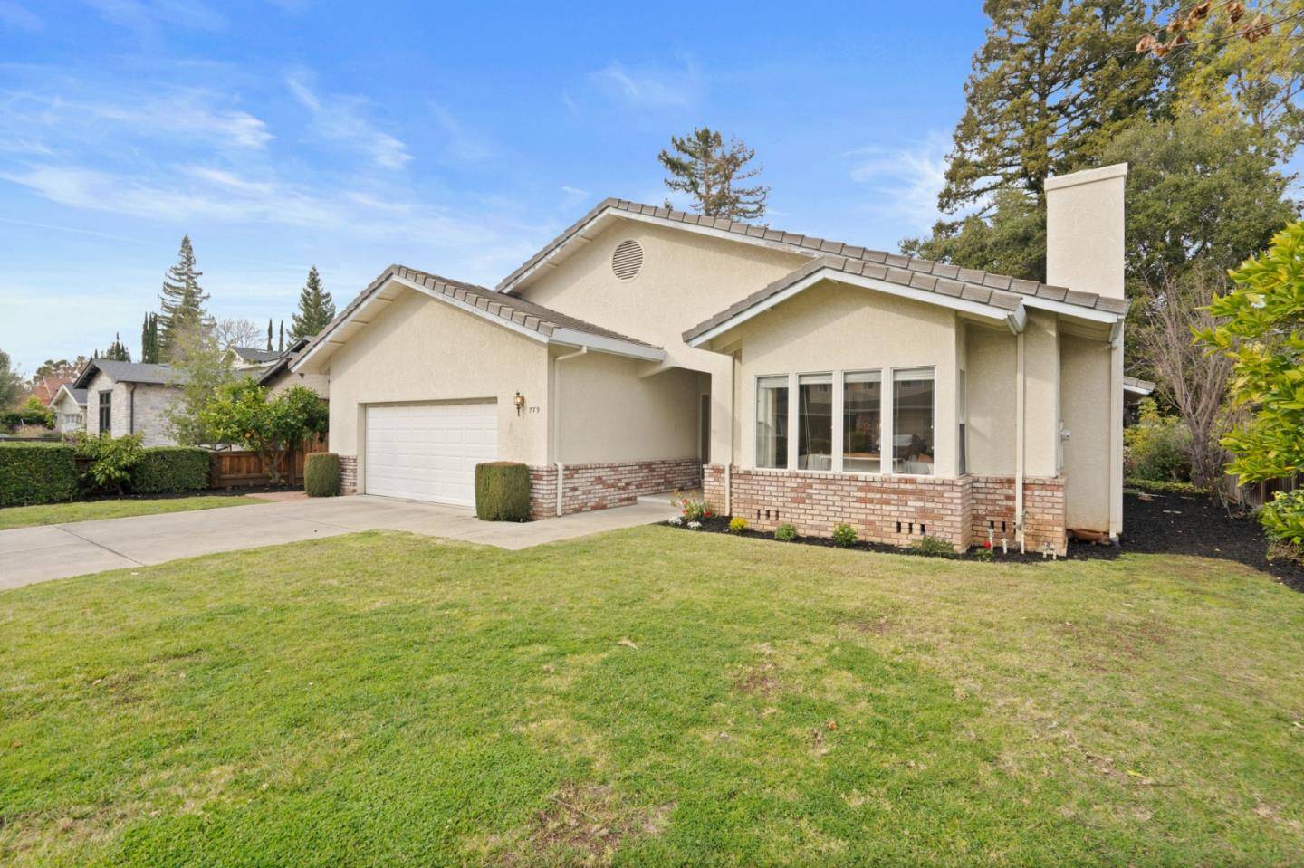 Los Altos, CA 94024,779 Edge LN