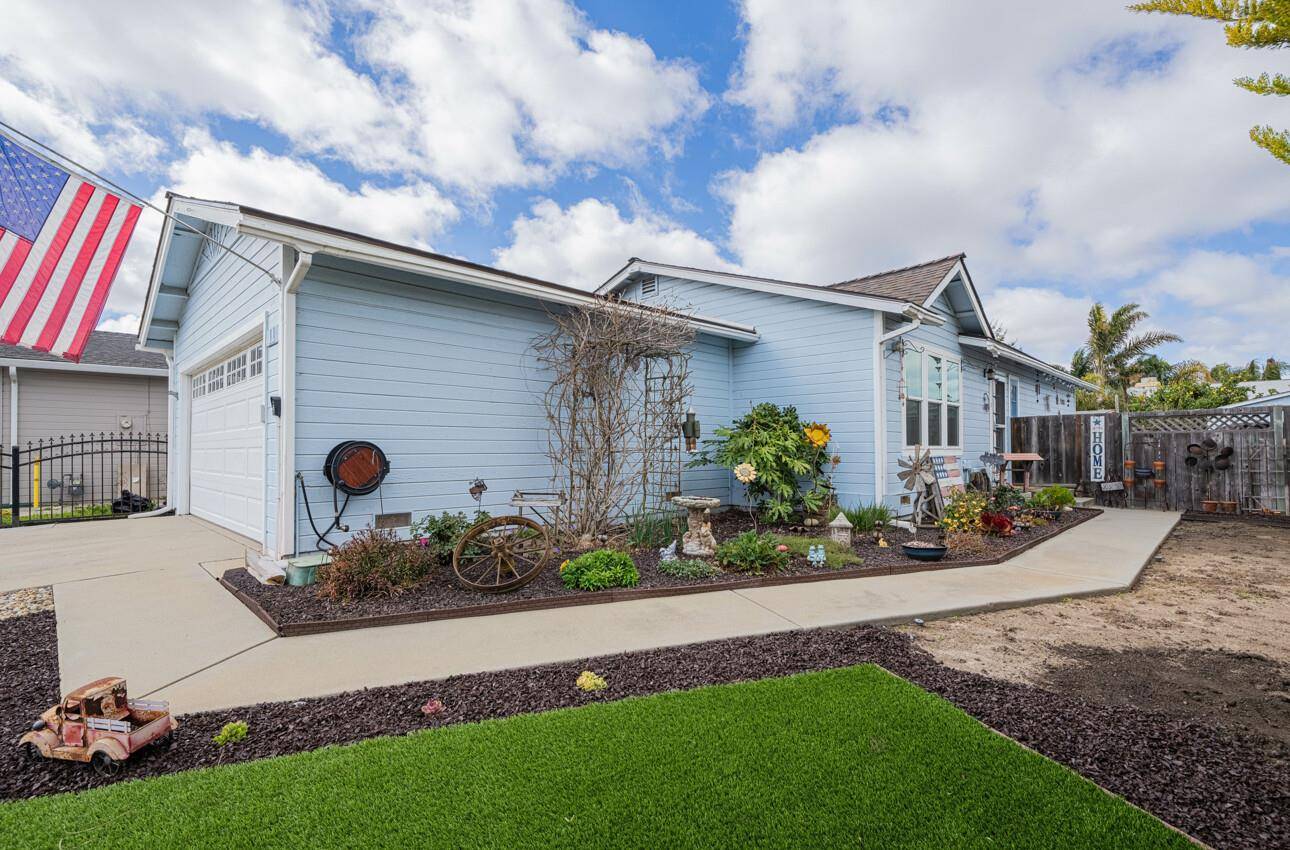 Salinas, CA 93905,11 Manzano CIR