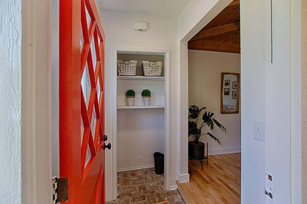 Santa Cruz, CA 95060,135 Hollywood AVE