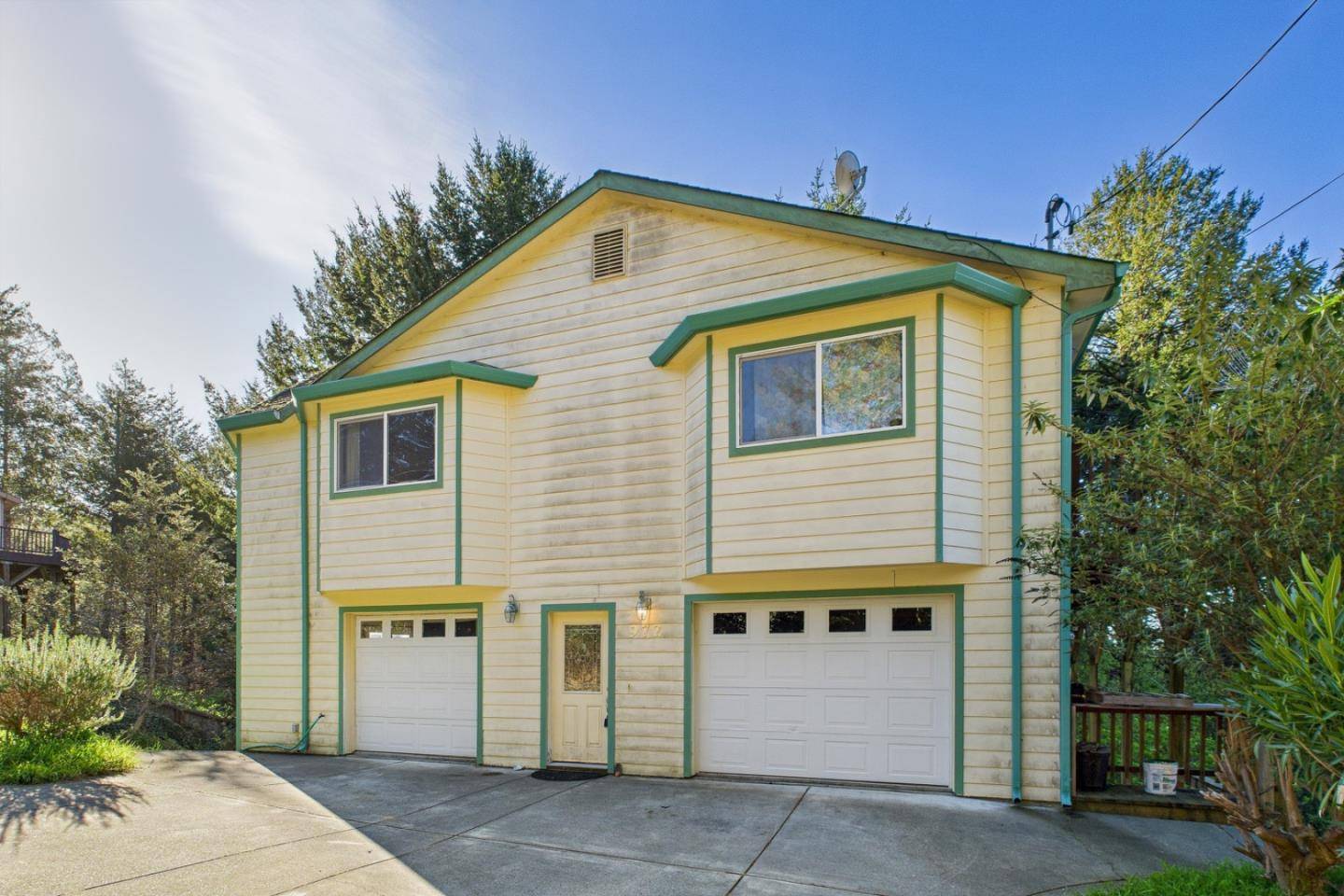 Whitethorn, CA 95589,972 Spring RD