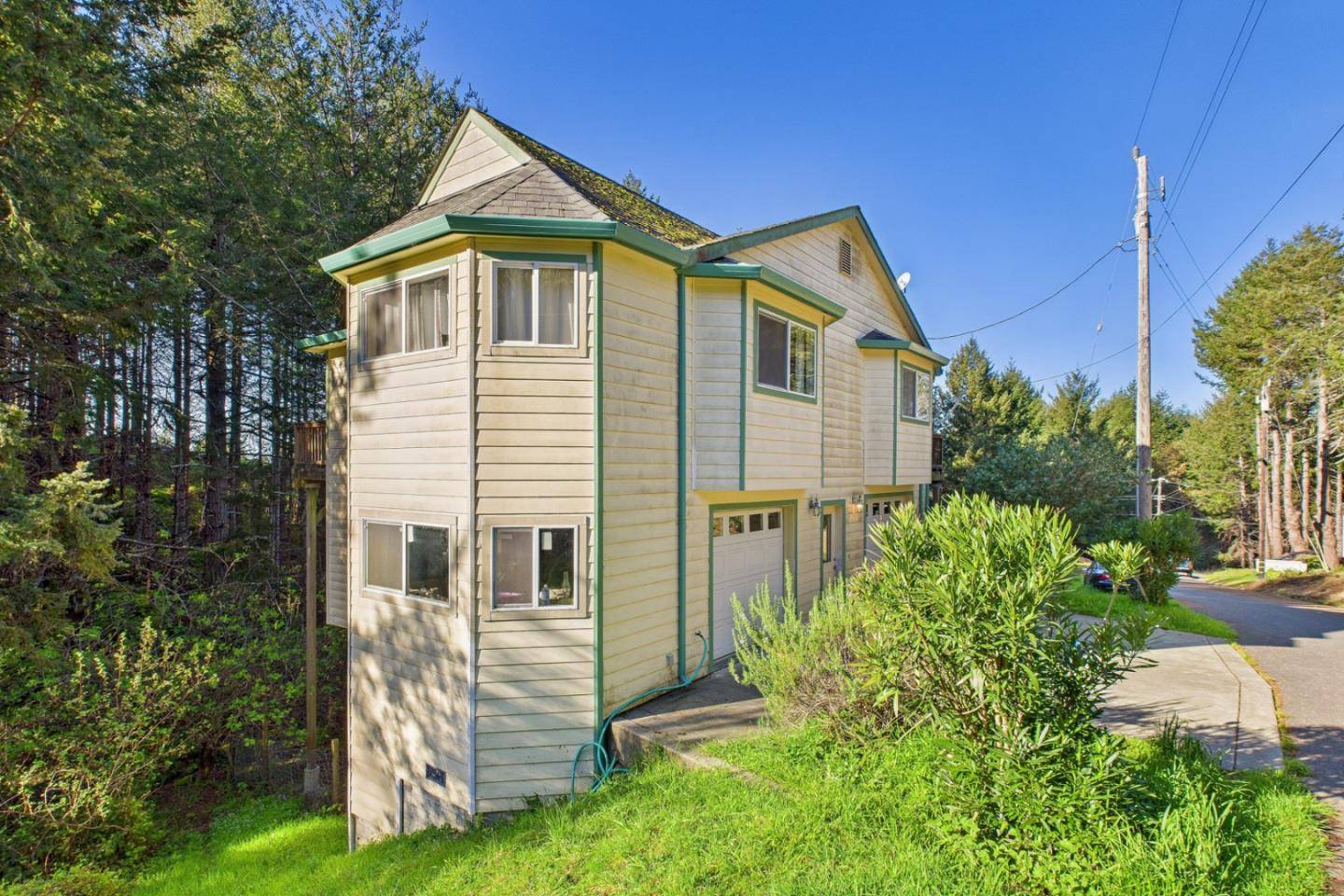 Whitethorn, CA 95589,972 Spring RD