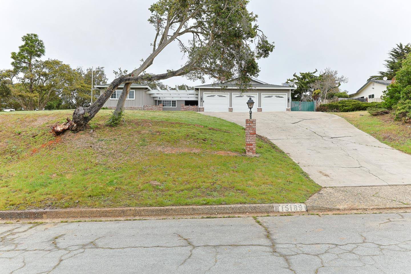 Salinas, CA 93907,15189 Century Oak RD