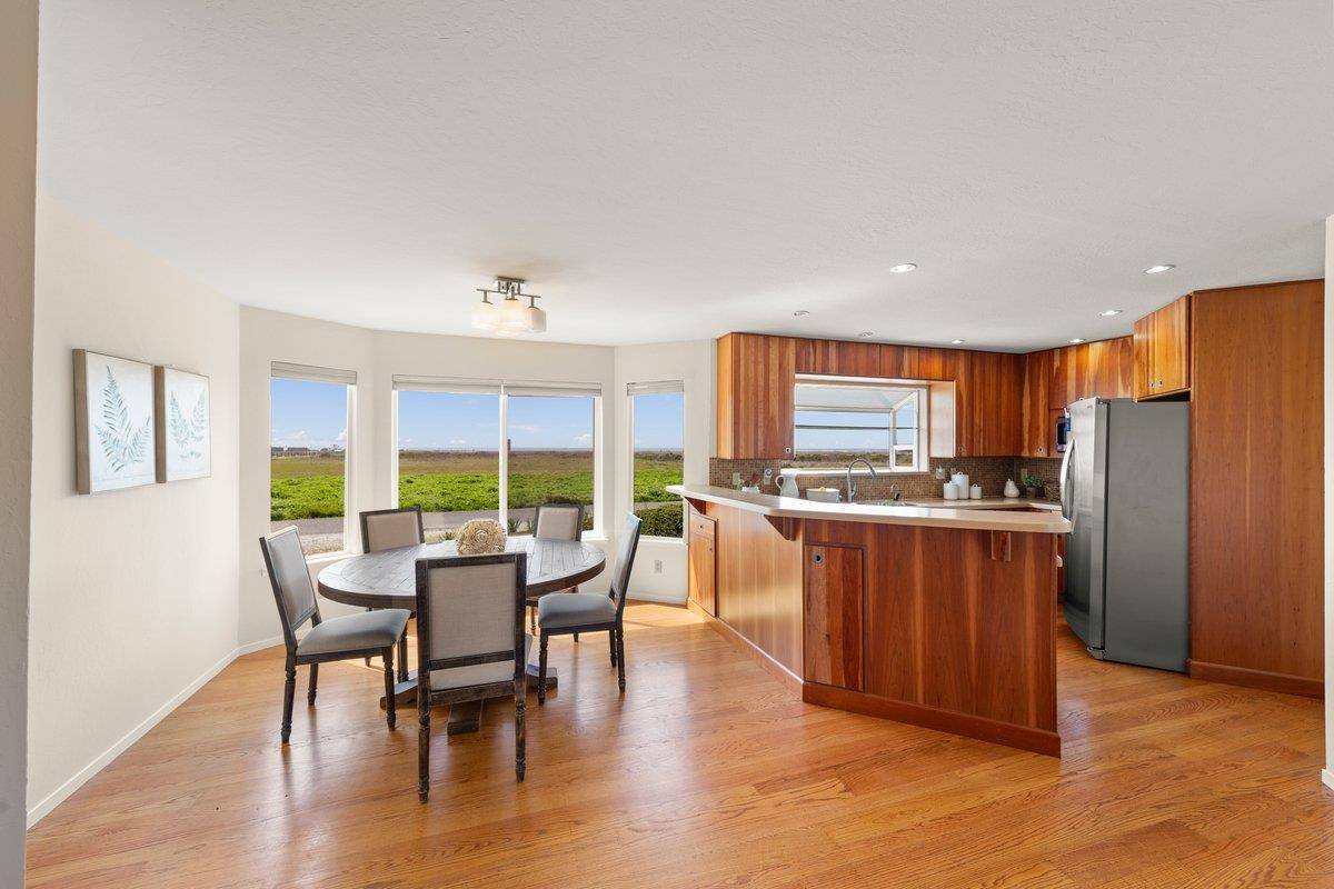 Half Moon Bay, CA 94019,861 Railroad AVE