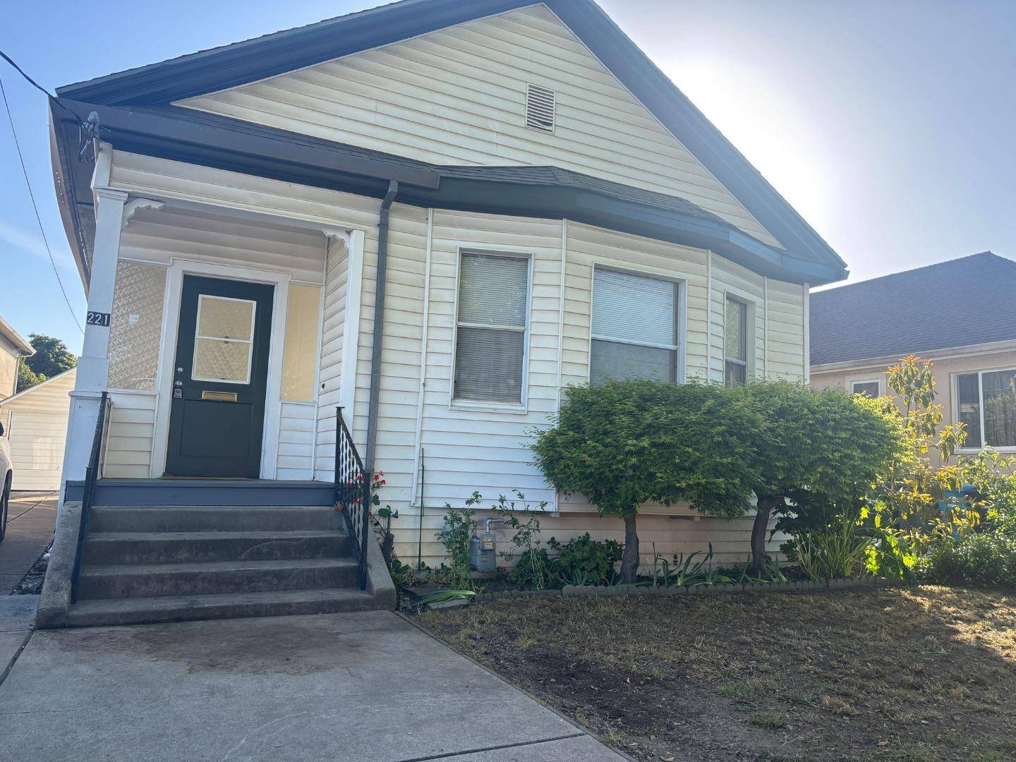 San Mateo, CA 94401,221 N Delaware ST