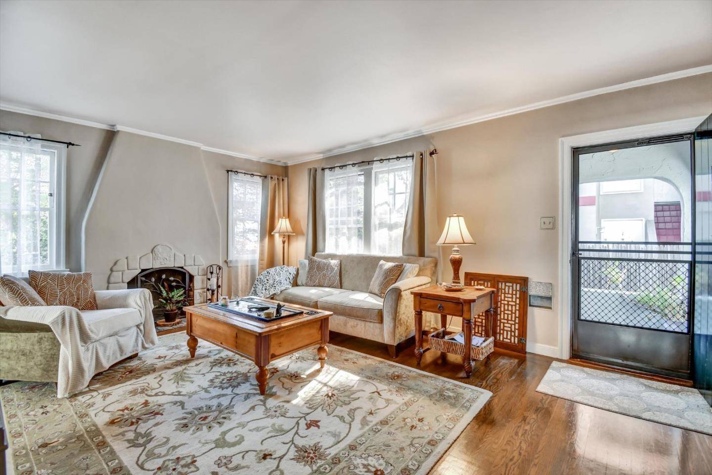 Burlingame, CA 94010,1137 Capuchino AVE