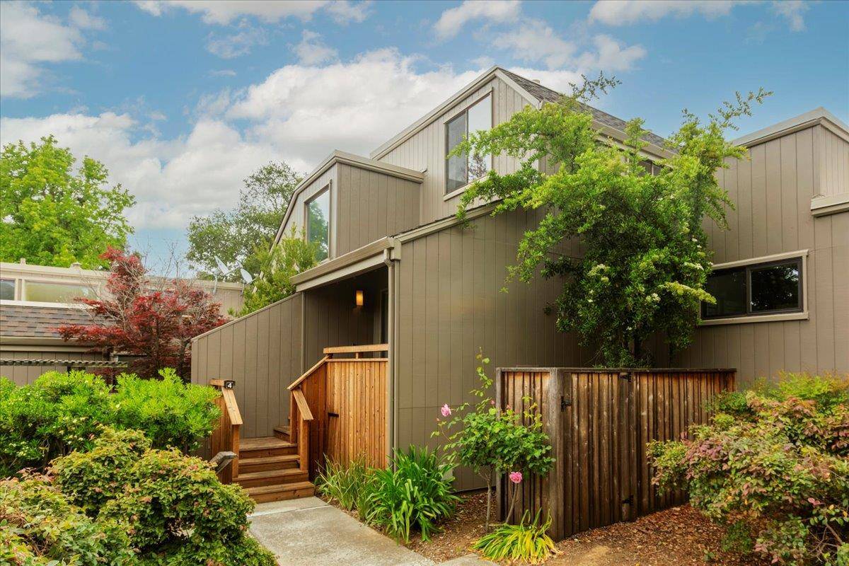 Los Altos, CA 94024,4 Farm RD