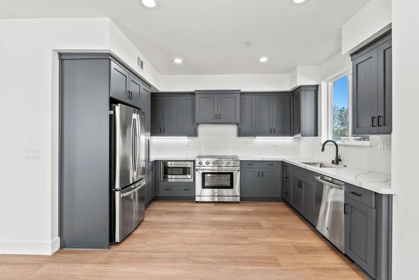 Redwood City, CA 94061,939 Woodside RD