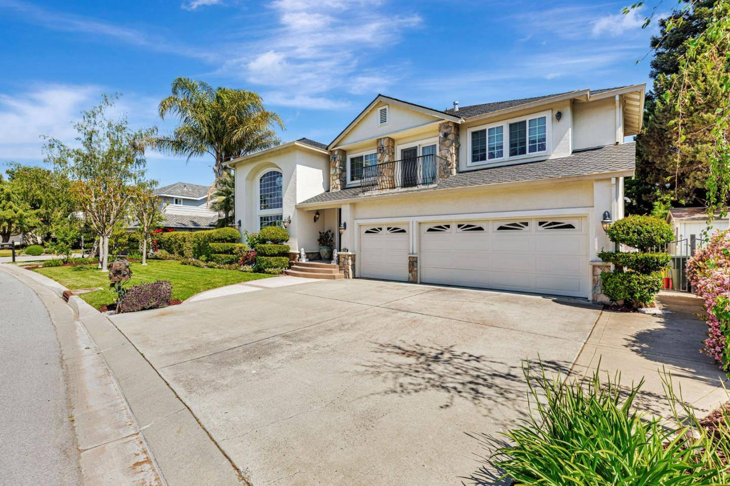 Hollister, CA 95023,290 Bonnie LN