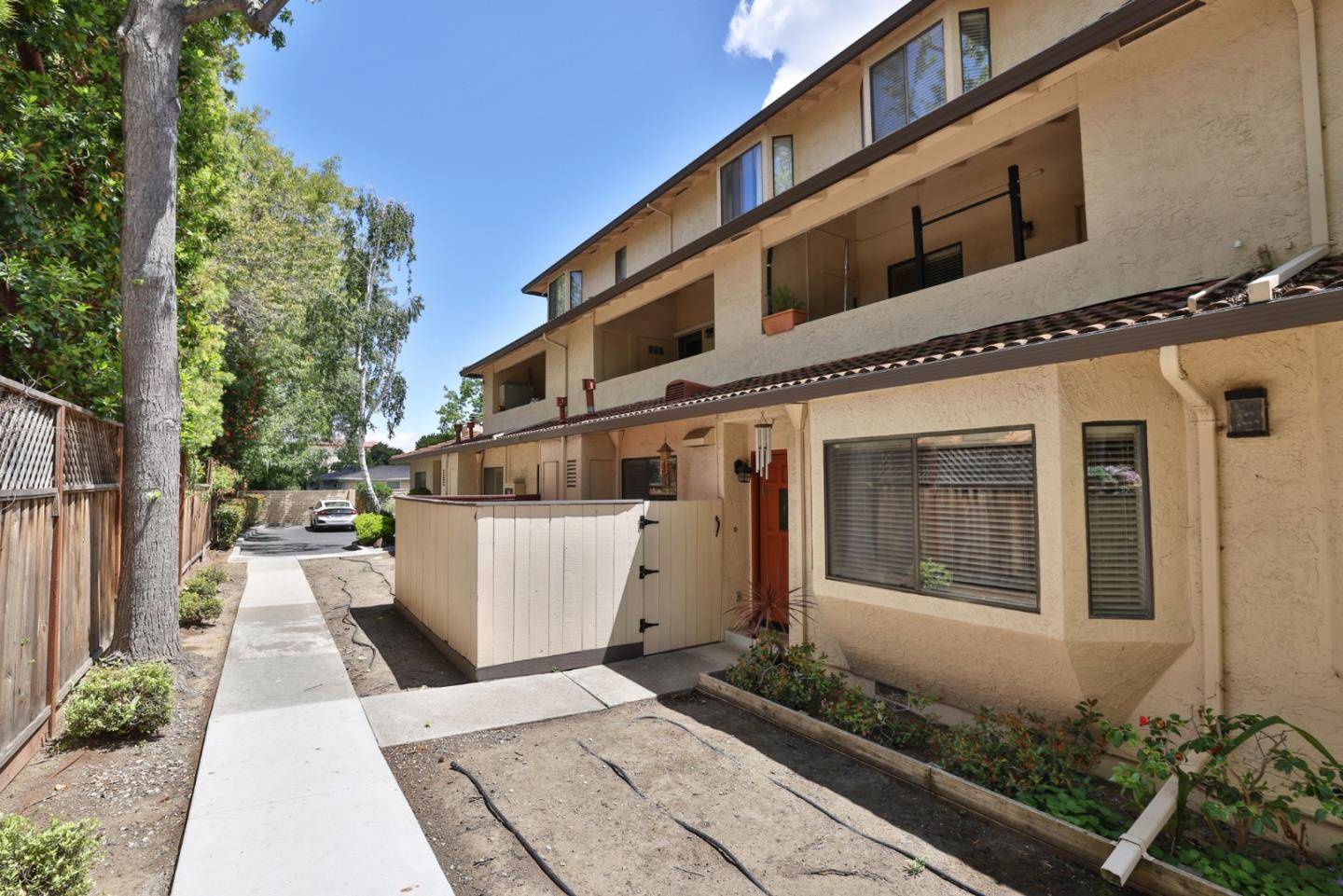 Sunnyvale, CA 94087,695 S Knickerbocker DR 4