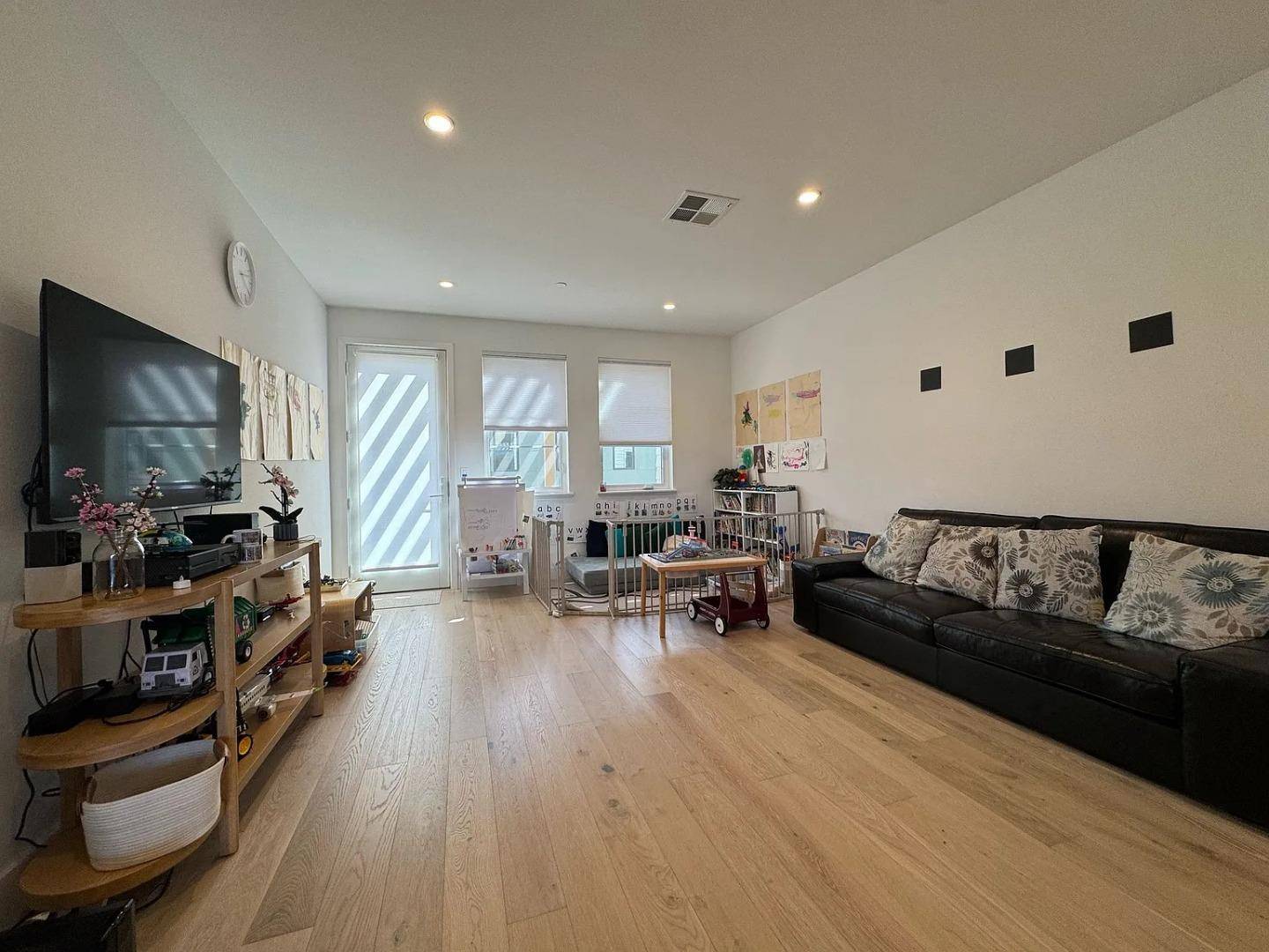 Foster City, CA 94404,220 Argonaut LN