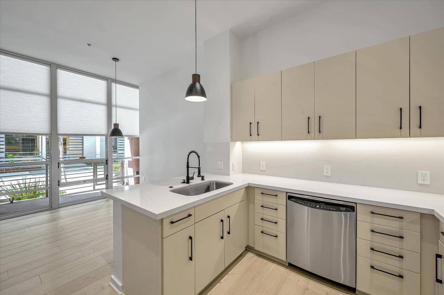 San Francisco, CA 94158,325 Berry ST 103