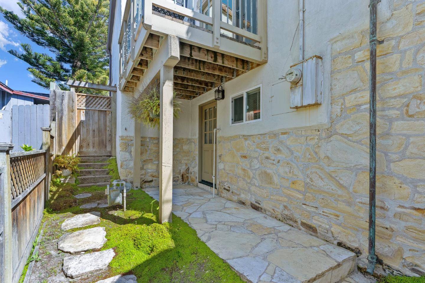 Monterey, CA 93940,925 Cass ST