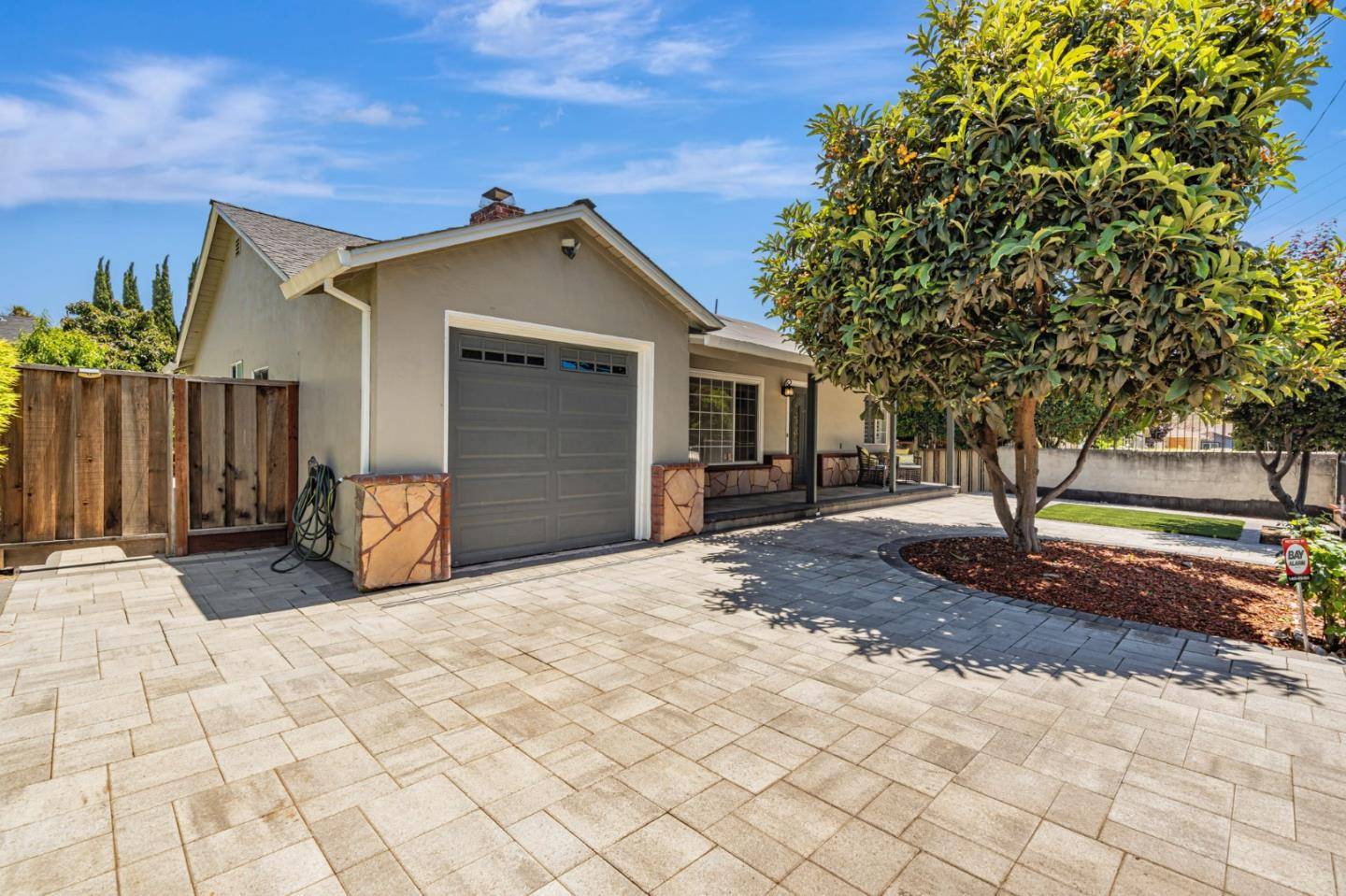 East Palo Alto, CA 94303,2284 Dumbarton AVE