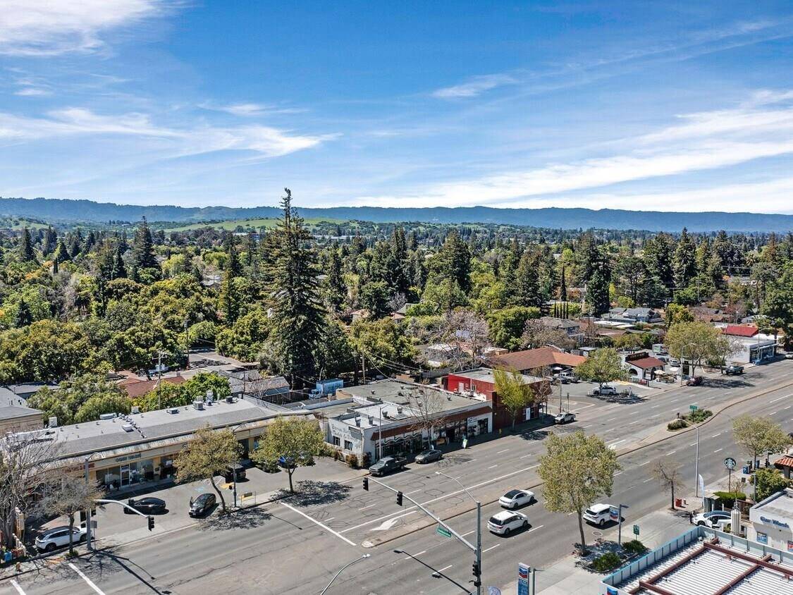 Palo Alto, CA 94306,3876 El Camino Real 3876 - 3878