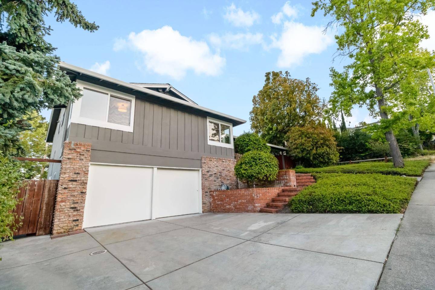 Redwood City, CA 94061,3831 Vineyard DR