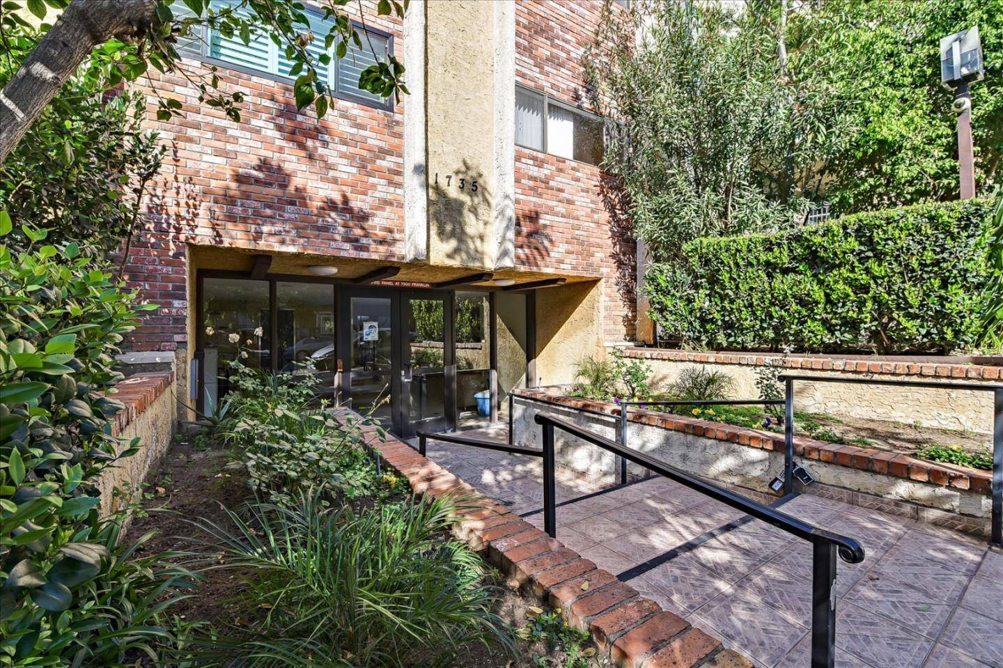 Los Angeles, CA 90046,1735 N Fuller AVE 221