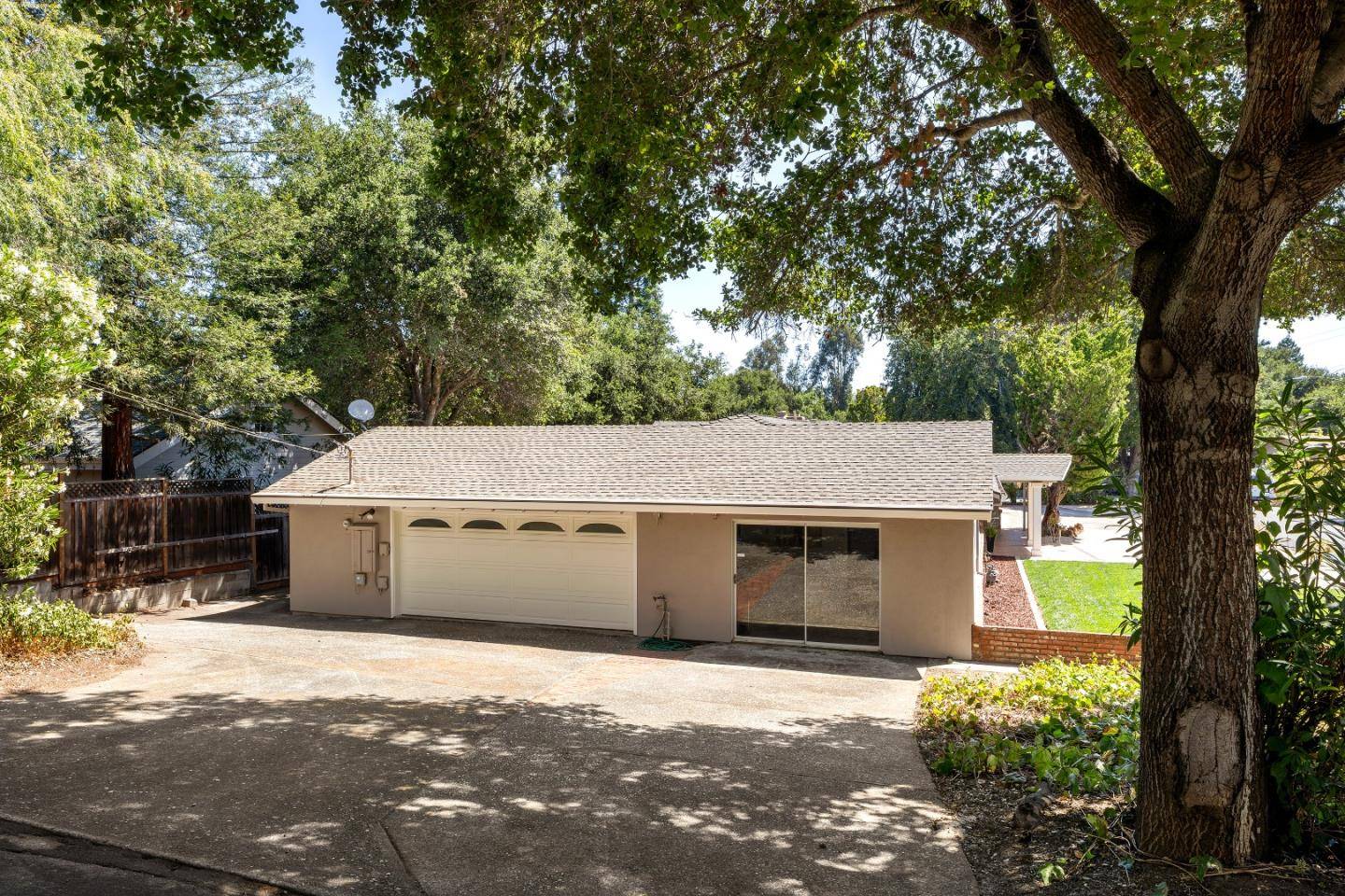 Palo Alto, CA 94306,880 Moana CT