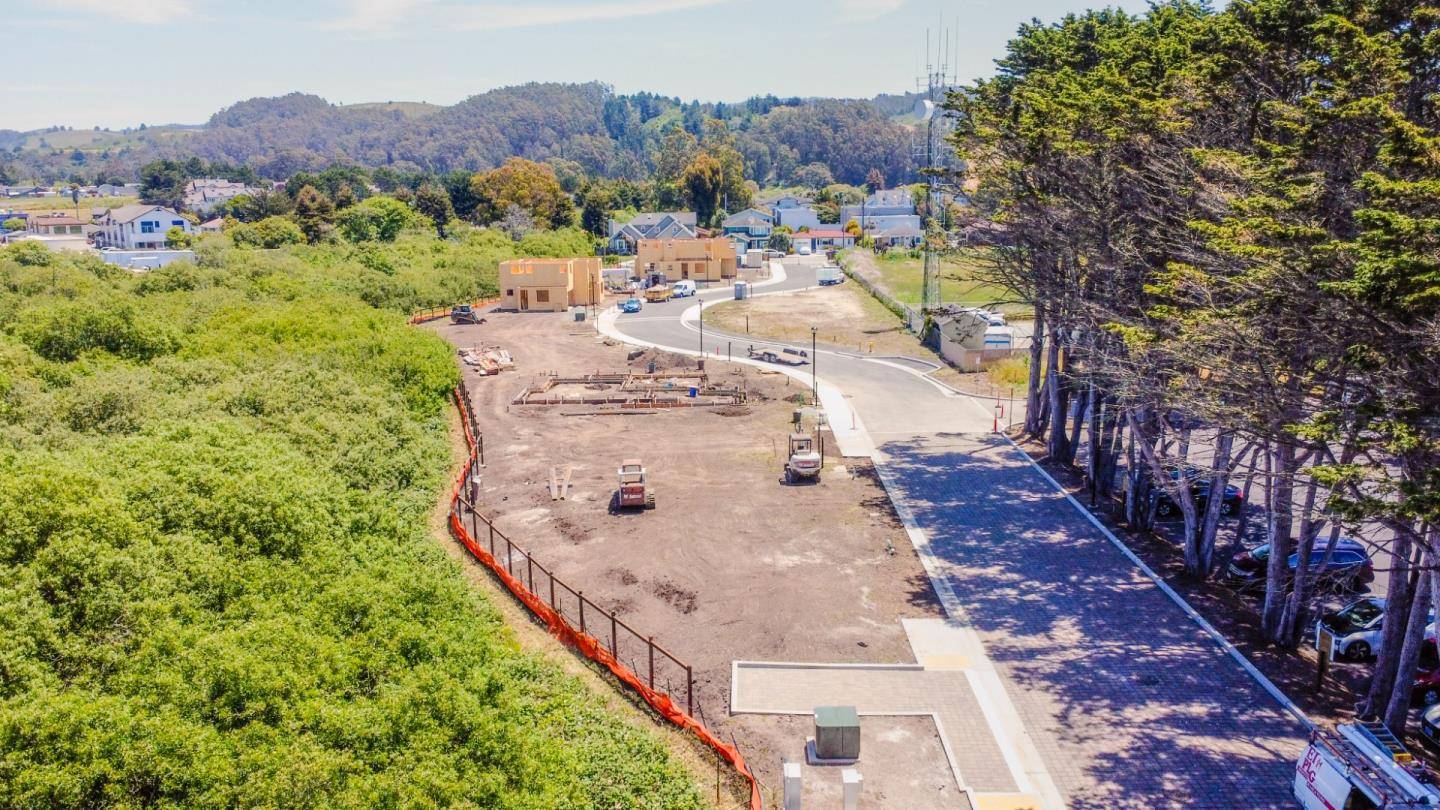 Half Moon Bay, CA 94019,587 Creekside CT