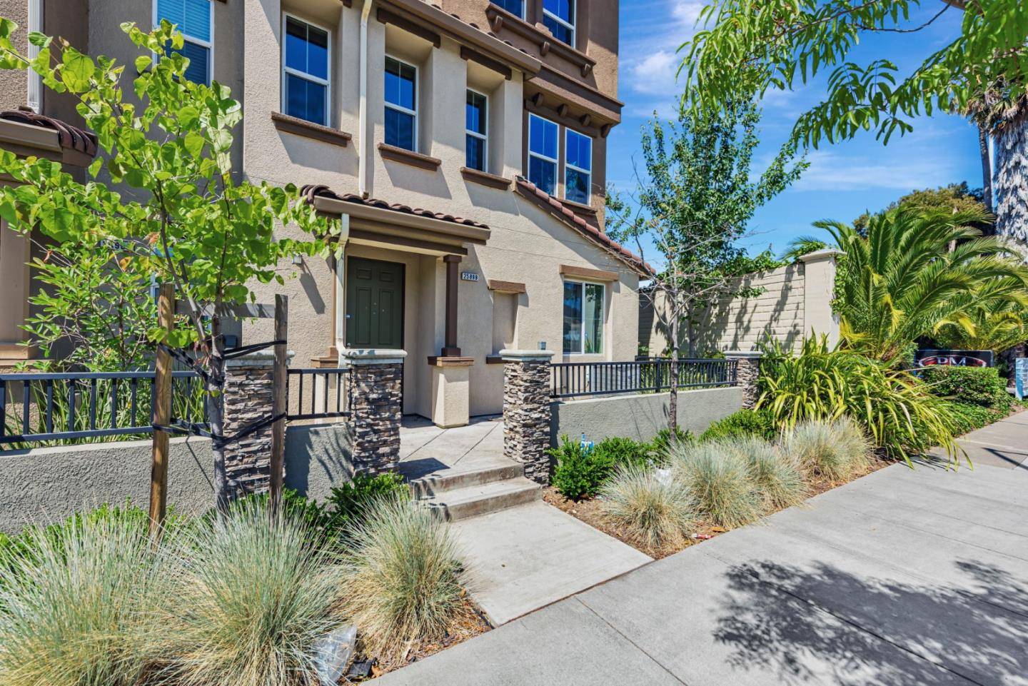 Hayward, CA 94544,25899 Dollar ST