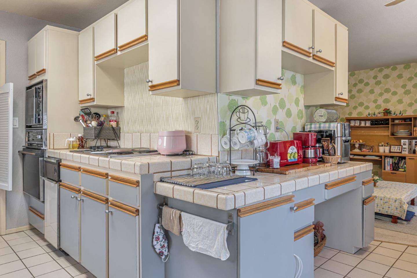 Belmont, CA 94002,2411 Carlmont DR 110