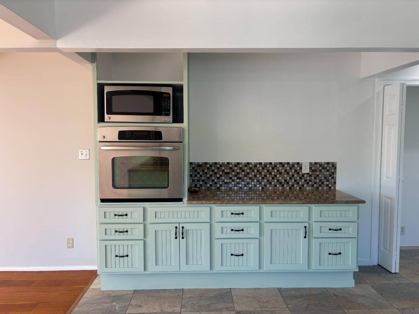 Redwood City, CA 94062,552 Summit DR