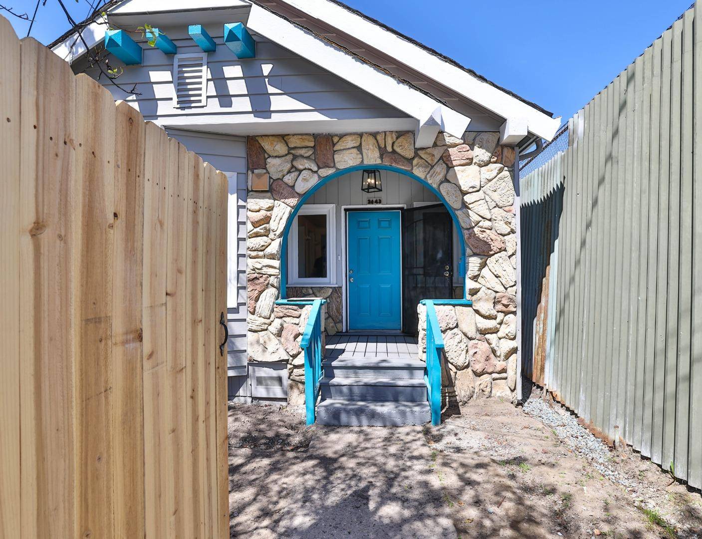 Oakland, CA 94607,2643 Market ST