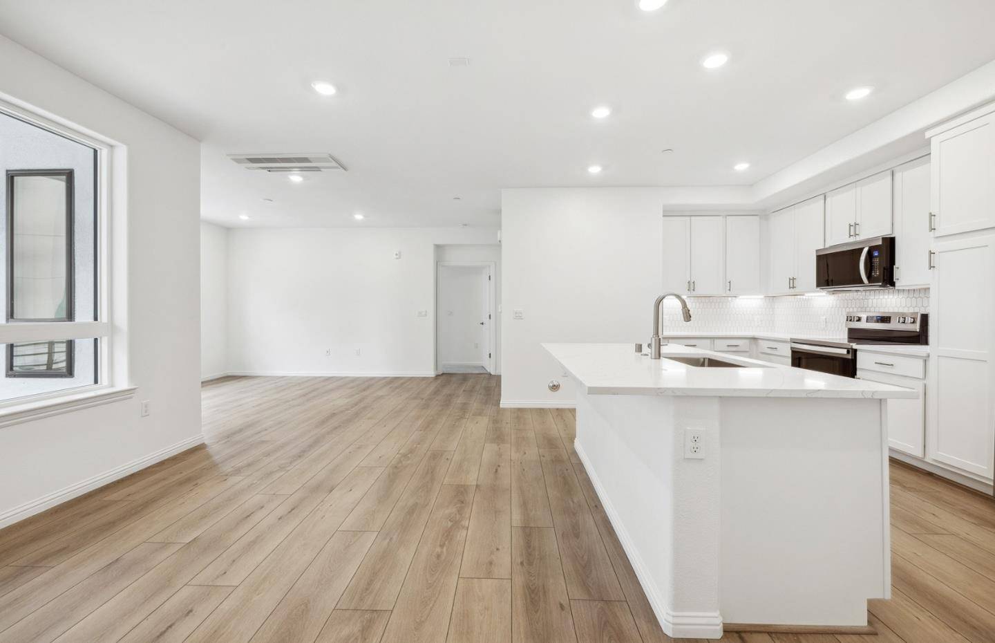 Sunnyvale, CA 94089,400 Siam TER 9