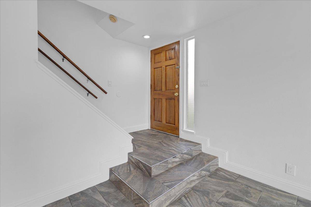 Salinas, CA 93905,914 Acosta PLZ 32