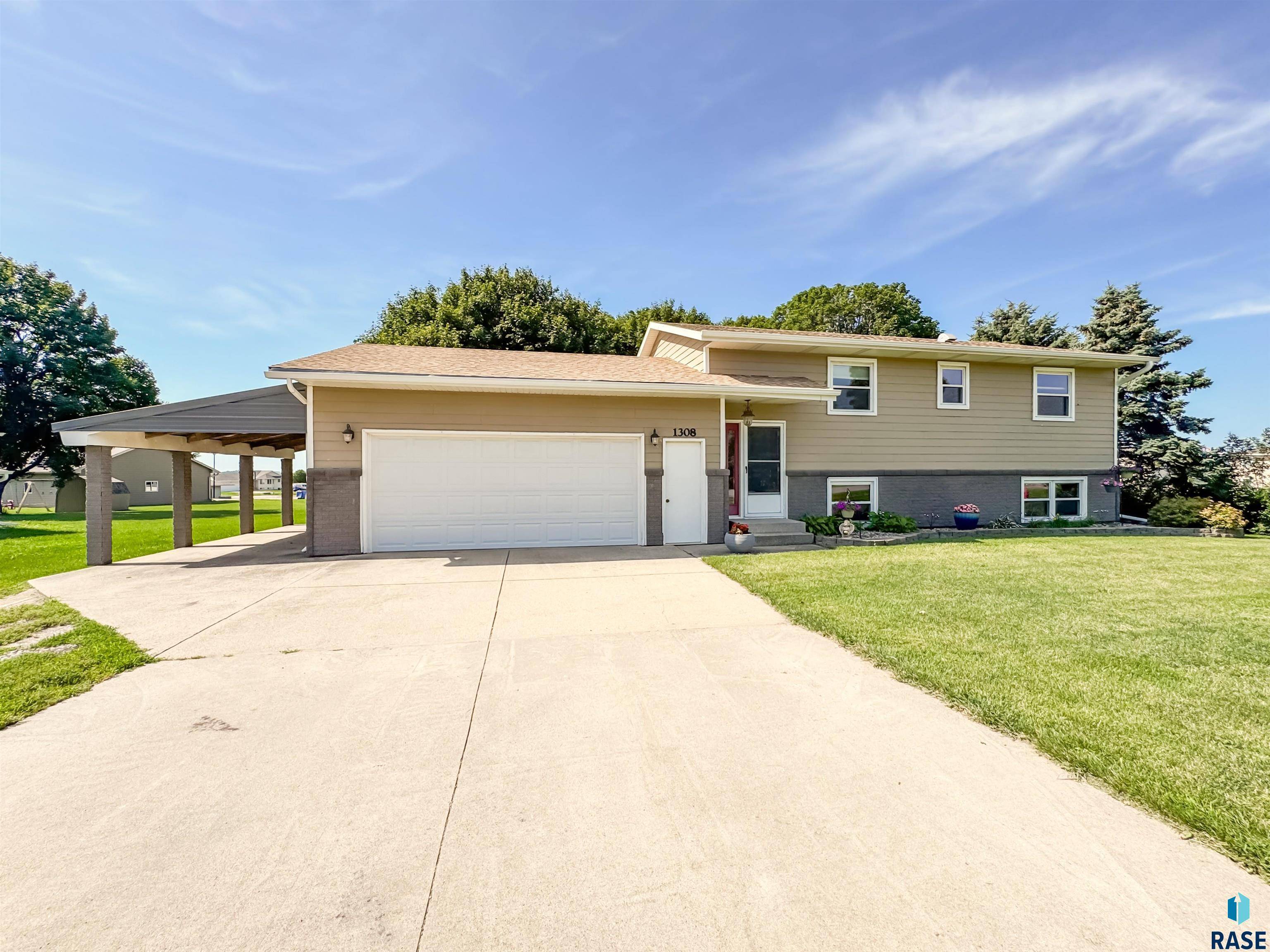 Larchwood, IA 51241,1308 South St