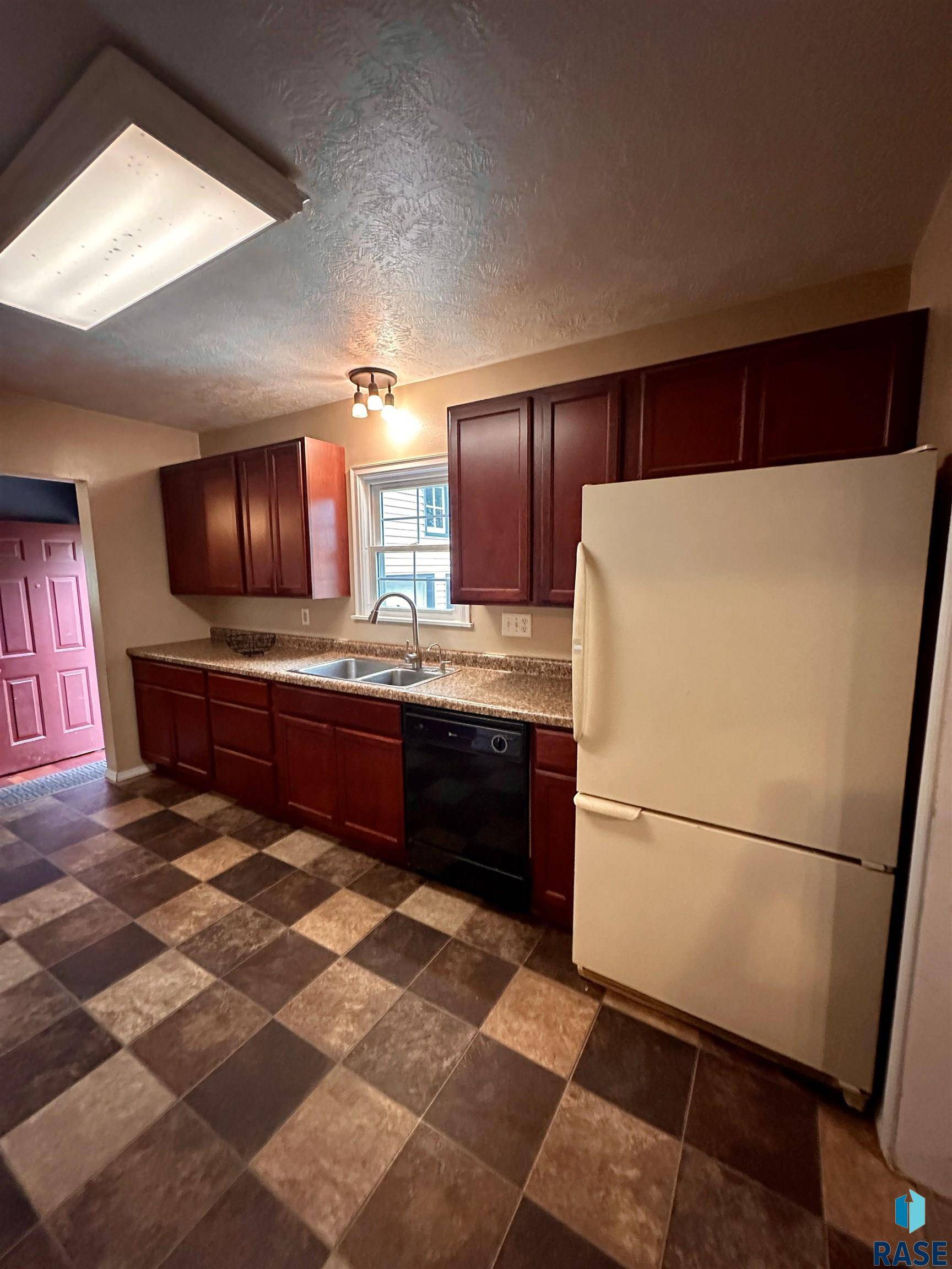 Luverne, MN 56156,517 NE Park St