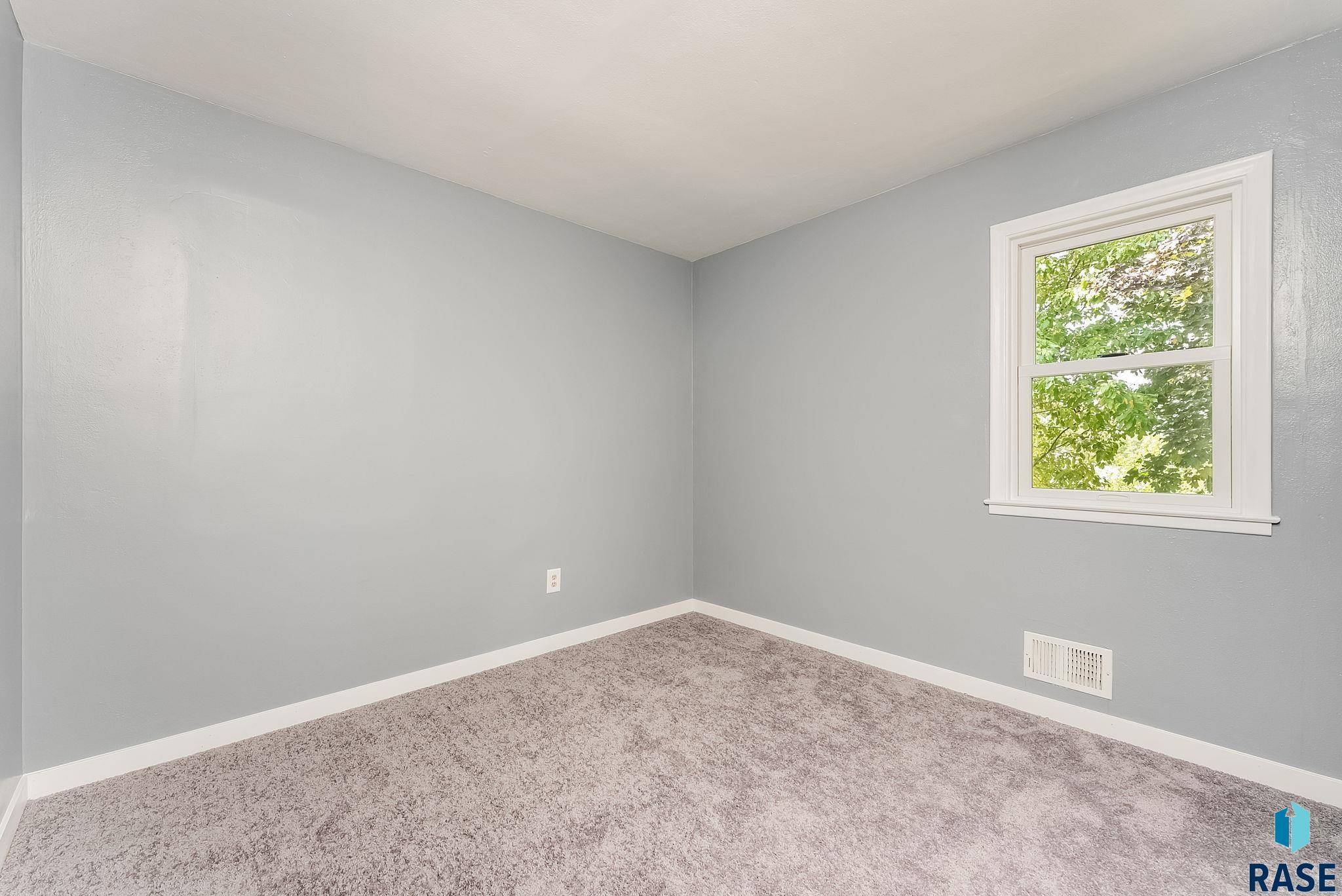 Sioux Falls, SD 57103,1105 S Tabbert Cir