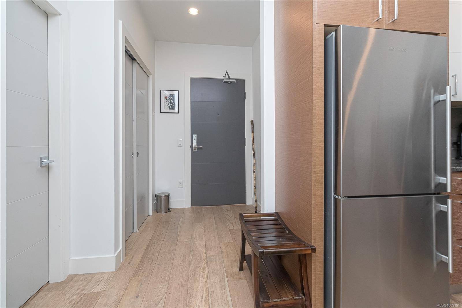 Saanich, BC V8N 1G3,2580 Penrhyn St #204