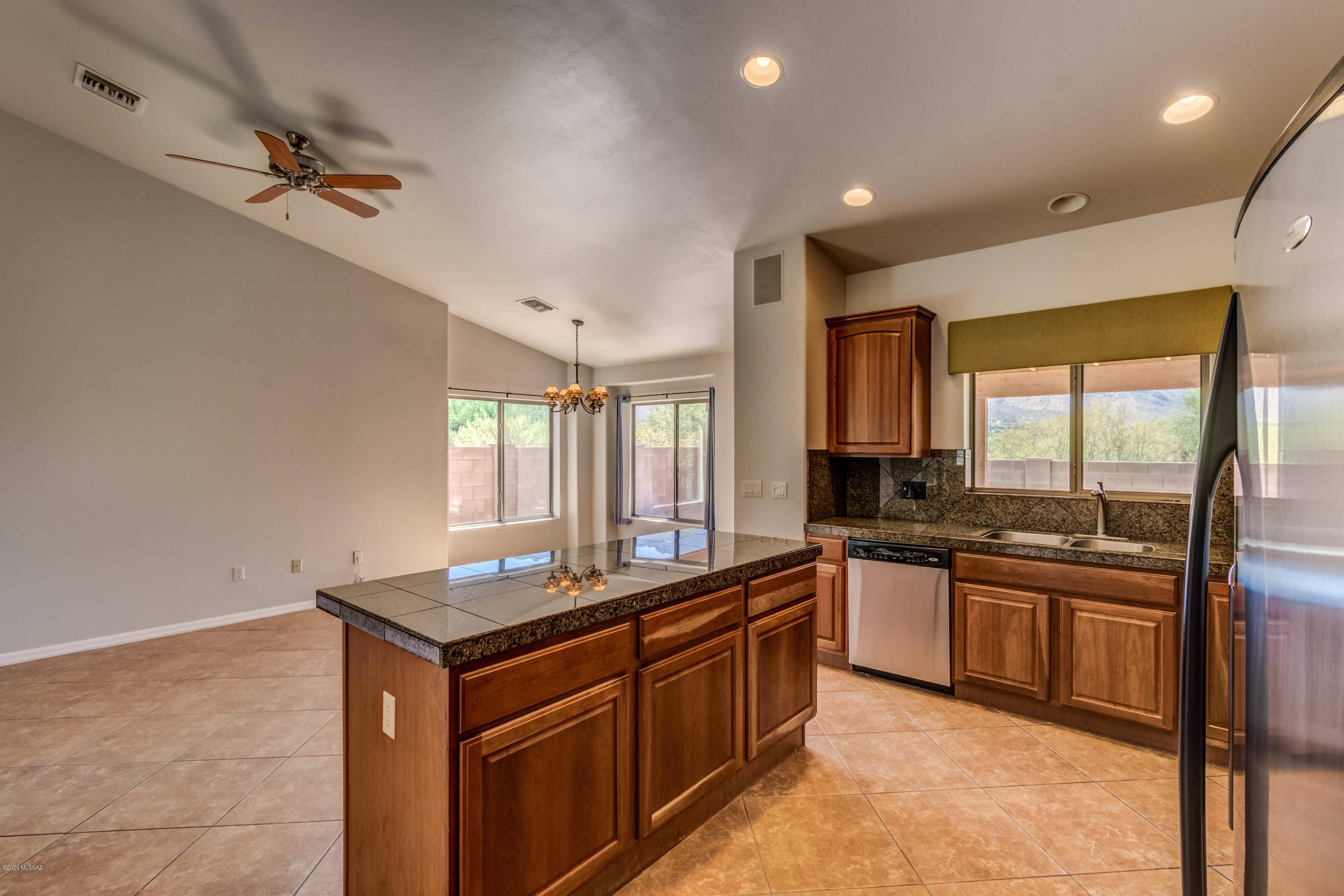 Tucson, AZ 85737,286 E Shore Cliff Place