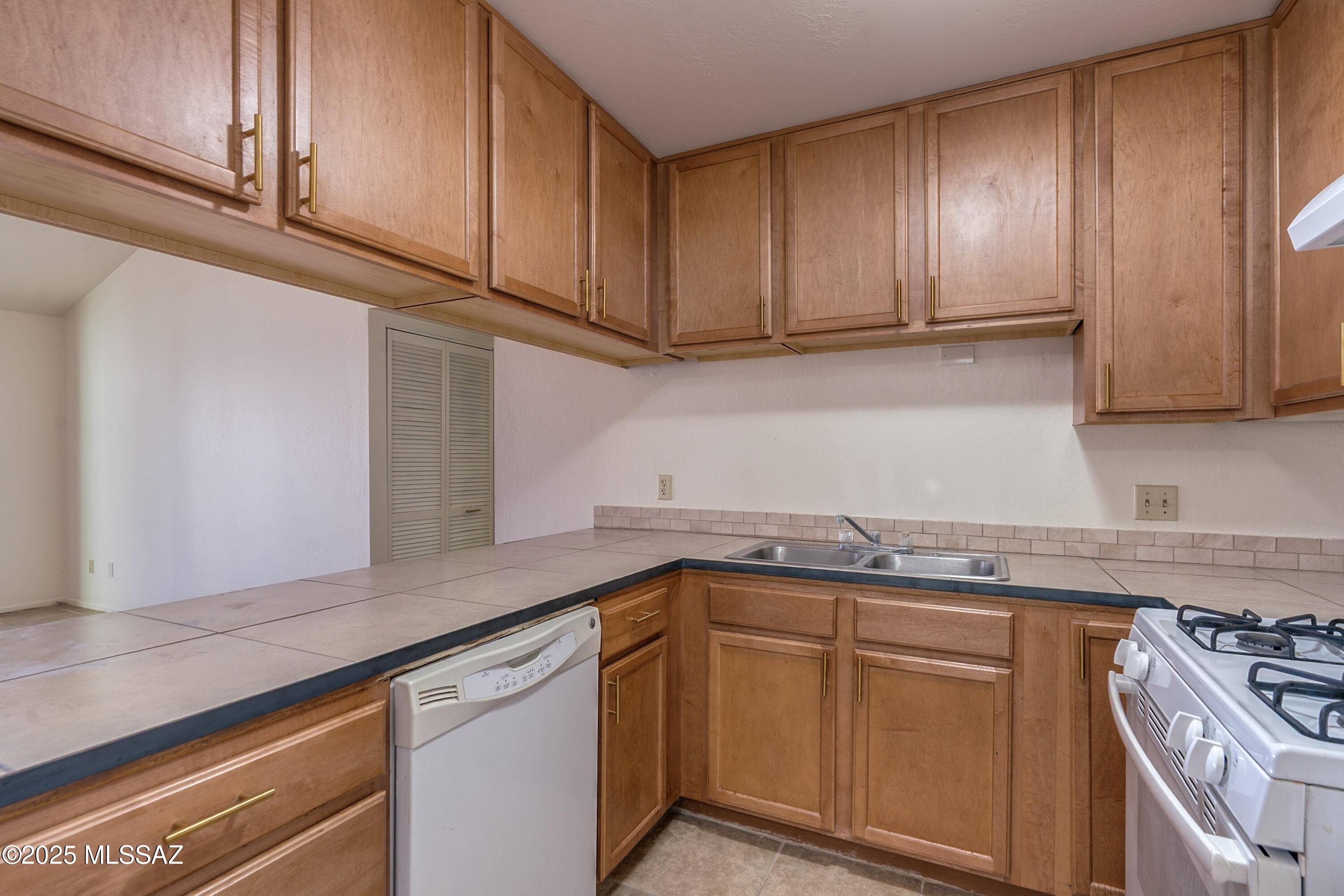 Tucson, AZ 85710,810 S Langley Avenue #204