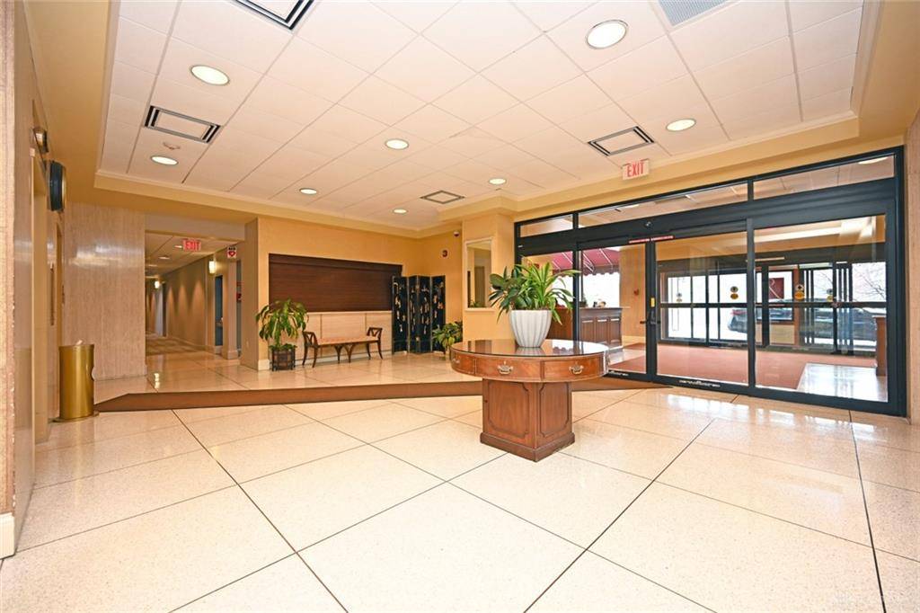 Cincinnati, OH 45208,2444 Madison Road #1406