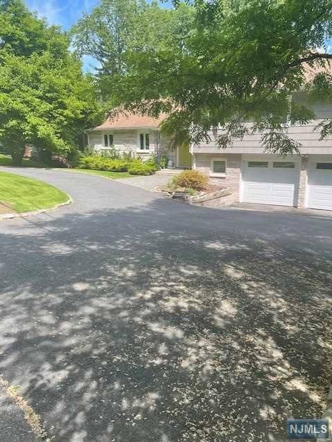 West Orange, NJ 07052,17 Mountain DR