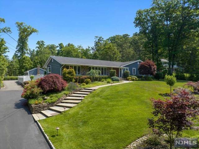 Upper Saddle River, NJ 07458,85 Oak DR