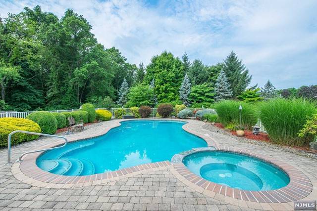 Montville Township, NJ 07082,2 Cammeyer CT