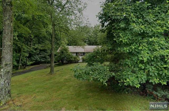 Closter, NJ 07624,165 Hickory LN