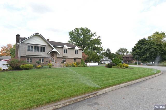 Pequannock Township, NJ 07440,18 Daria DR