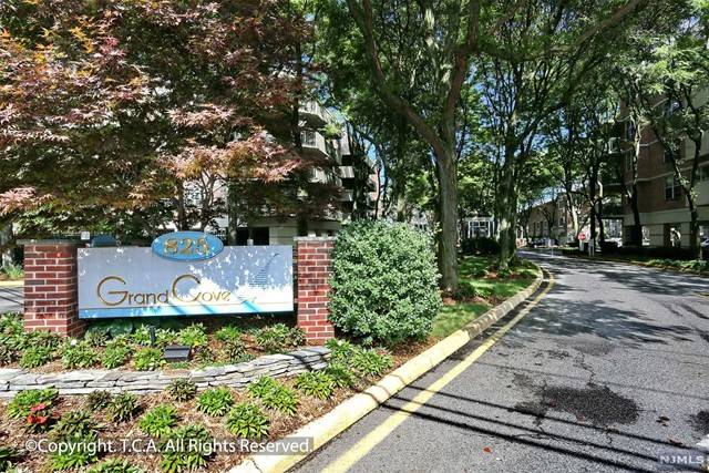 Edgewater, NJ 07020,200 Grand Cove WAY # 4N North