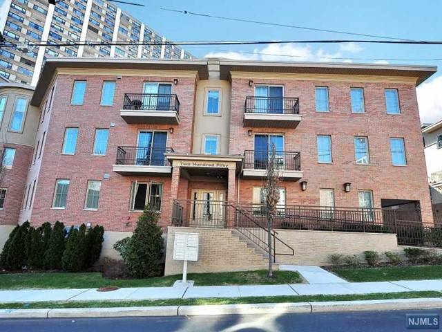 Cliffside Park, NJ 07010,250 Laird AVE #101