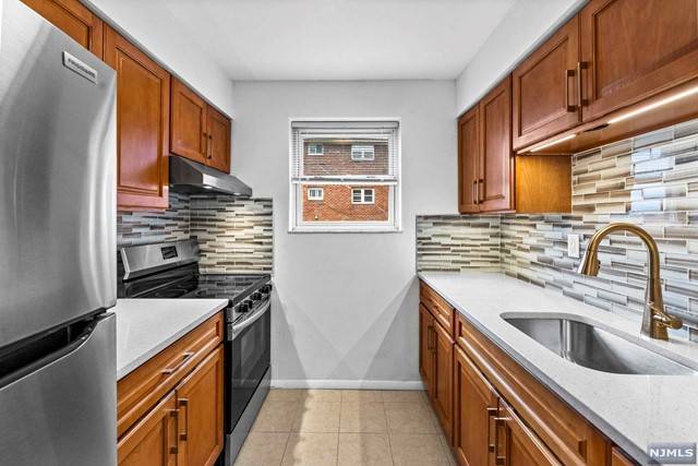 Palisades Park, NJ 07650,313 Grantwood BLVD #Apt 1