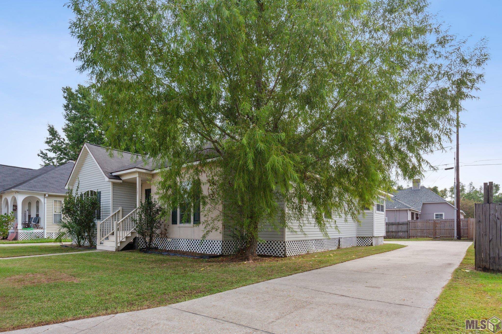 Baton Rouge, LA 70810,327 GREENHAVEN DR